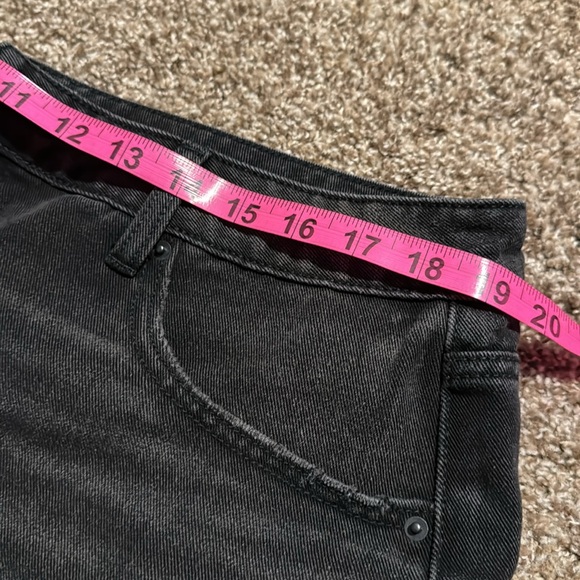 Time and Tru black distressed jean shorts (16) EUC! - Picture 6 of 10
